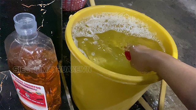 Hướng dẫn chi tiết cách pha nước rửa xe máy đúng chuẩn