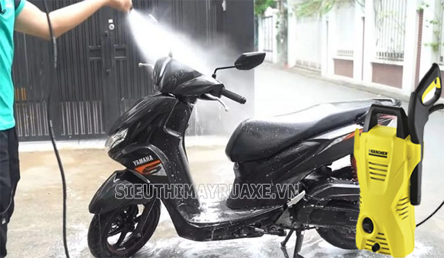 cách rửa xe máy bị dính nhựa đường