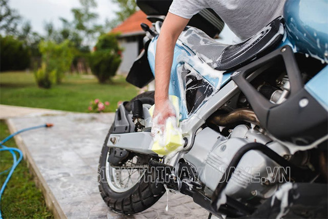 cách rửa xe máy sáng bóng