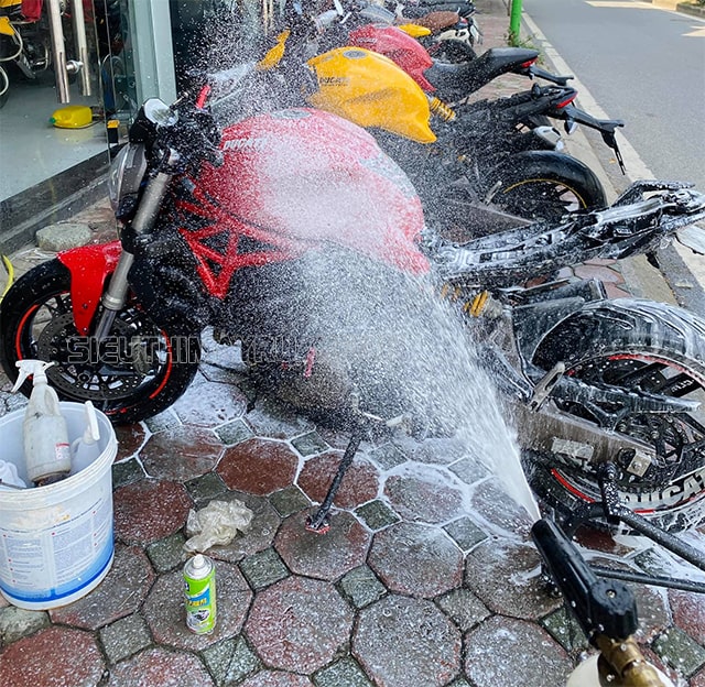 cách rửa xe moto pkl 
