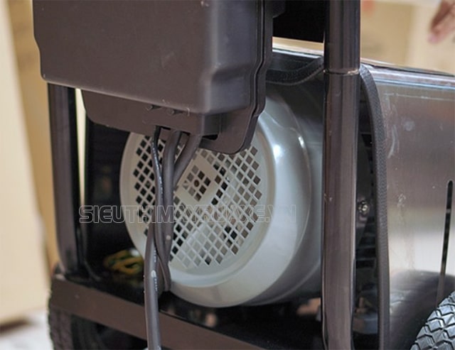Động cơ bên trong của một mẫu máy rửa xe áp lực cao