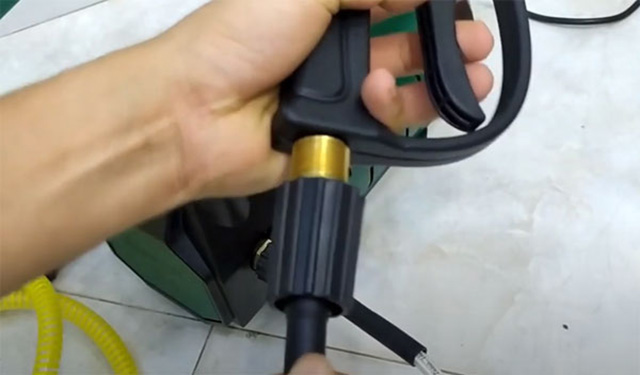 Tiến hành lắp 1 đầu dây phun áp lực vào vị trí nước vào máy rửa xe zukui