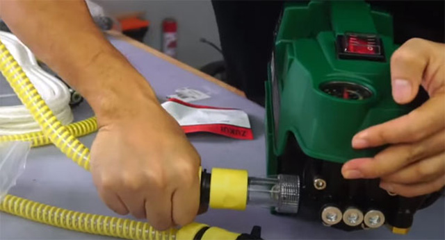 Tiến hành lắp dây kết nối nguồn nước vào cút nối nước máy rửa xe zukui