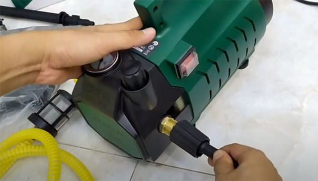 Tiến hành lắp dây phun áp lực vào vị trí nước ra máy rửa xe zukui