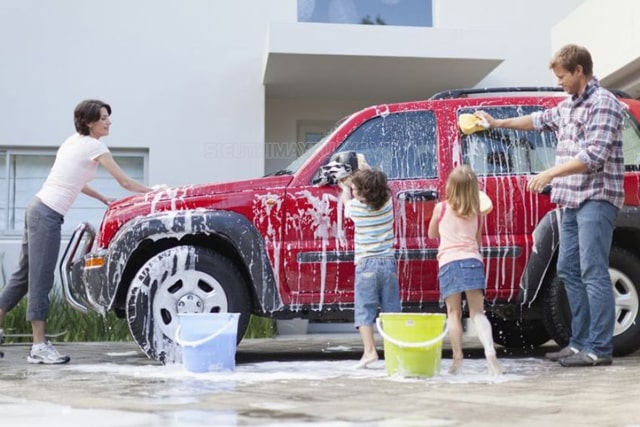 Lưu ý sử dụng nước rửa xe ô tô tại nhà