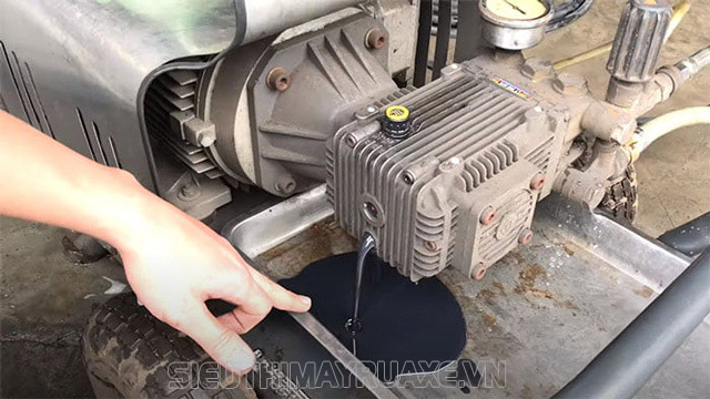 máy rửa xe bị giật do chưa thay dầu