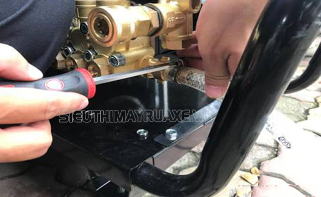 máy rửa xe bị giật do đầu nối dây dẫn