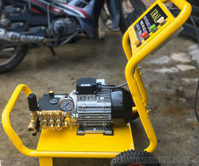 máy rửa xe ý urali