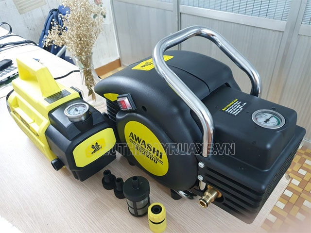máy xịt rửa xe awashi