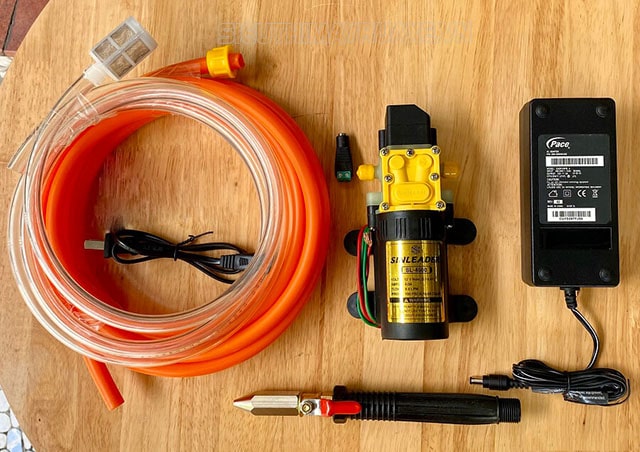 máy xịt rửa xe mini 12v