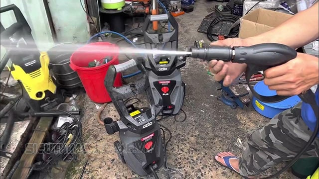 máy xịt rửa xe ozito