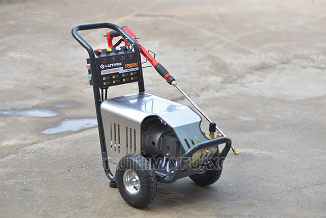 nghề rửa xe máy rửa xe