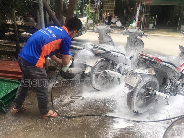 Sử dụng nước rửa xe không chạm đúng cách