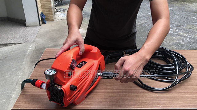 phun thuốc trừ sâu bằng máy rửa xe